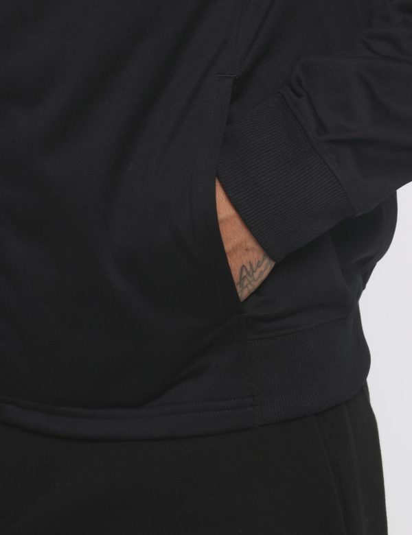 Felpa Calvin Klein Nero - Felpa a collo alto in total nero. Presenti tasche a taglio trasversale più logo brand ricamato bia