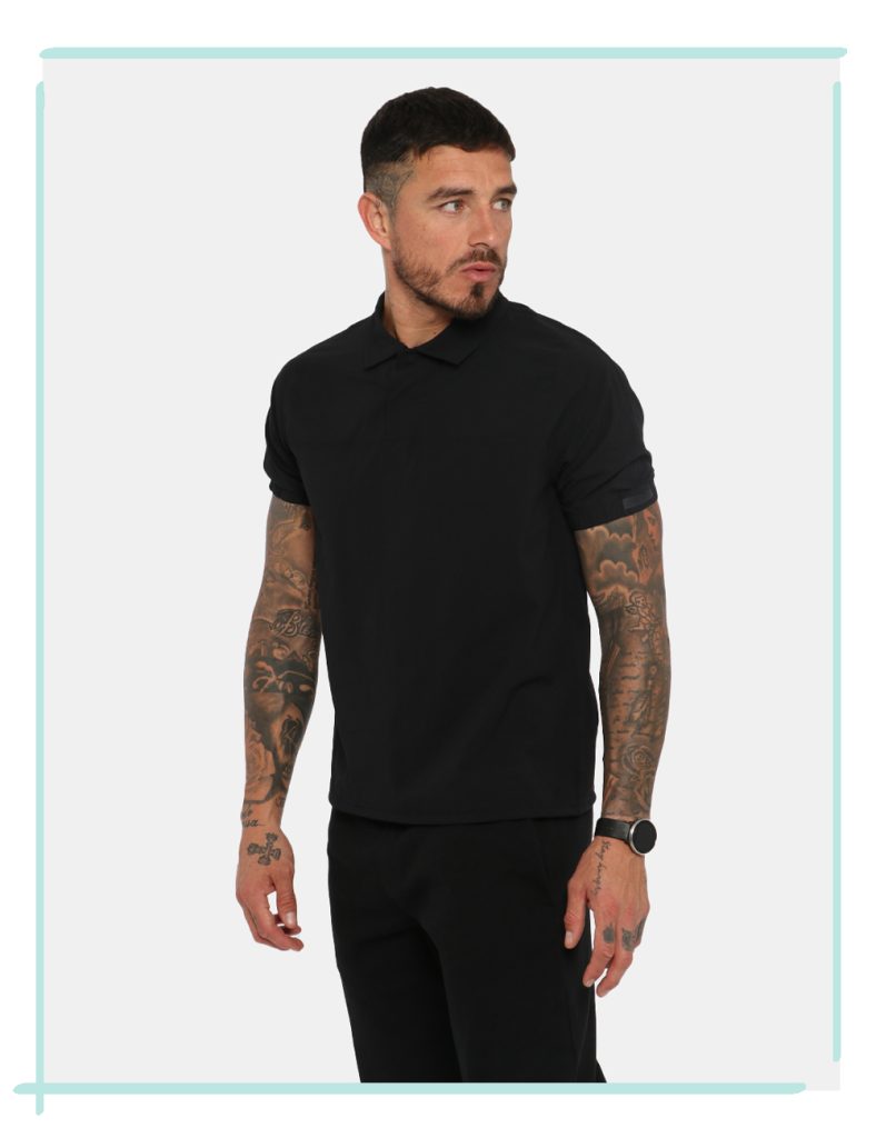 T-shirt Calvin Klein Nero - T-shirt simil camicia a maniche corte in total nero. Presente colletto alla peter pan. La vestib