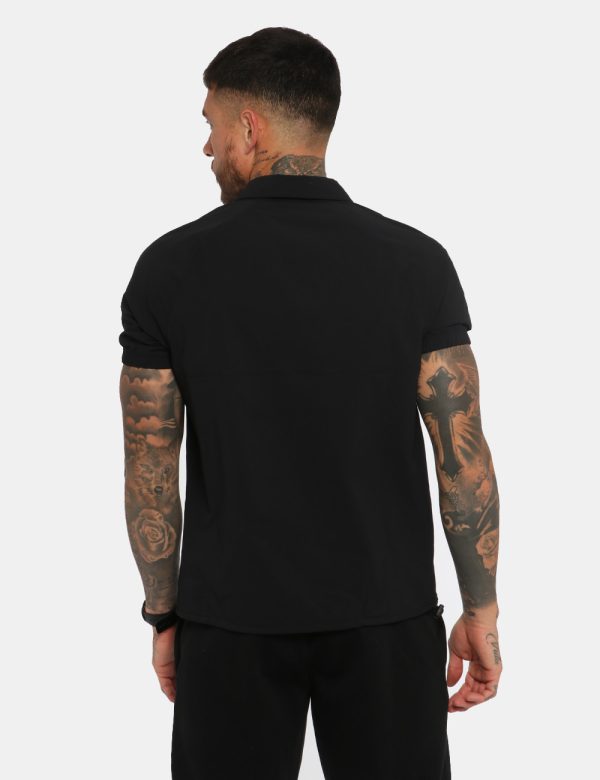 T-shirt Calvin Klein Nero - T-shirt simil camicia a maniche corte in total nero. Presente colletto alla peter pan. La vestib