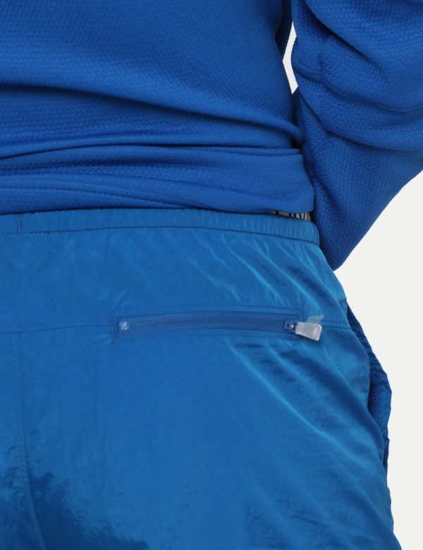 Bermuda Calvin Klein Blu - Bermuda in total blu elettrico. Presenti tasche a taglio trasversale più tasca a taglio con chius