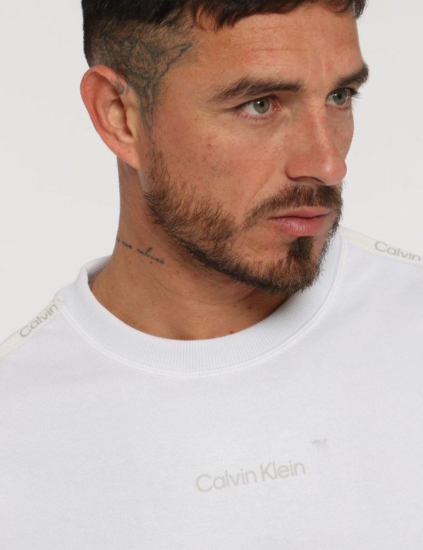 Felpa Calvin Klein Bianco - Felpa con girocollo classico in total bianco. Presenti stripes sulla maniche con logo brand. La