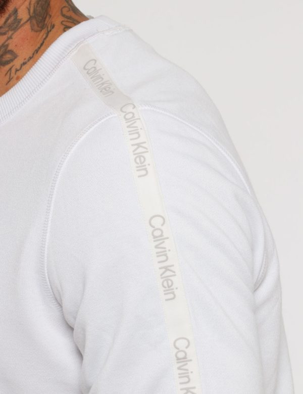Felpa Calvin Klein Bianco - Felpa con girocollo classico in total bianco. Presenti stripes sulla maniche con logo brand. La