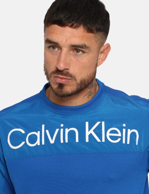 Felpa Calvin Klein Blu - Felpa con girocollo classico in total blu elettrico. Presente tessuto traforato e logo brand bianco