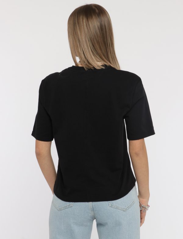 T-shirt Calvin Klein Nero - T-shirt in total nero con stampa logo brand bianco. La vestibilità è morbida e regolare. La t-s