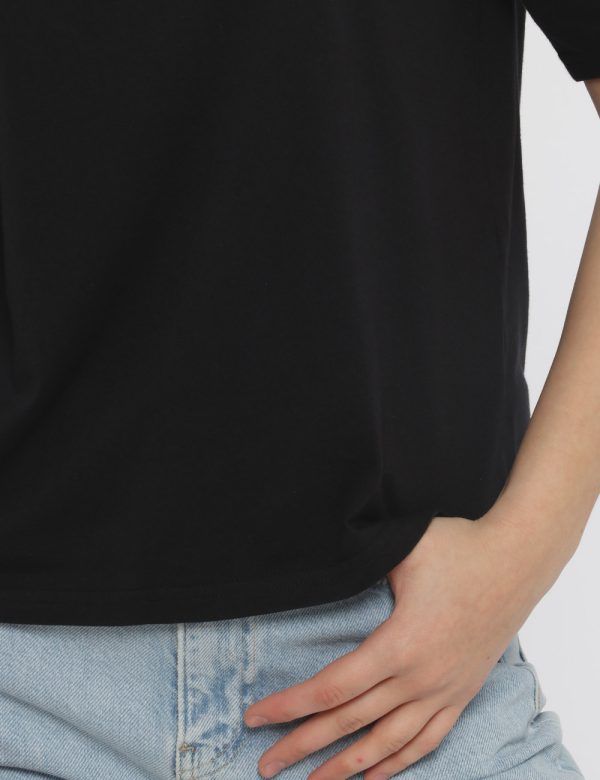 T-shirt Calvin Klein Nero - T-shirt in total nero con stampa logo brand bianco. La vestibilità è morbida e regolare. La t-s