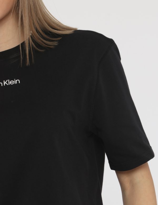 T-shirt Calvin Klein Nero - T-shirt in total nero con stampa logo brand bianco. La vestibilità è morbida e regolare. La t-s