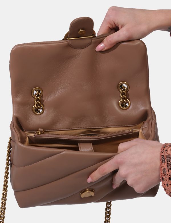 Borsa Pinko Marrone - Borsa a tracolla di medie dimensioni in total marrone cioccolato con logo brand in metallo dorato. L'i