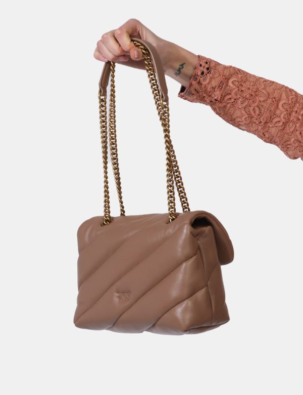 Borsa Pinko Marrone - Borsa a tracolla di medie dimensioni in total marrone cioccolato con logo brand in metallo dorato. L'i