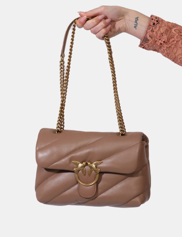 Borsa Pinko Marrone - Borsa a tracolla di medie dimensioni in total marrone cioccolato con logo brand in metallo dorato. L'i