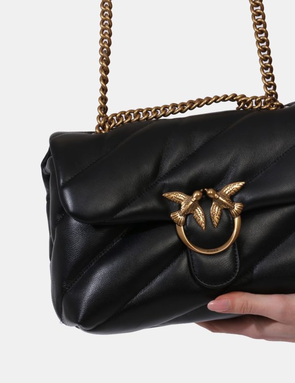 Borsa Pinko Nero - Borsa a tracolla di medie dimensioni in total nero con logo brand in metallo dorato. L'interno è composto