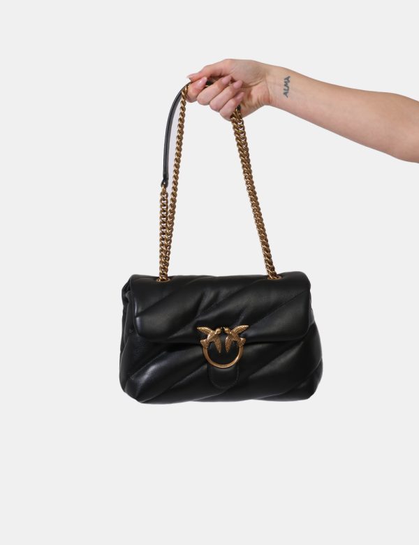 Borsa Pinko Nero - Borsa a tracolla di medie dimensioni in total nero con logo brand in metallo dorato. L'interno è composto