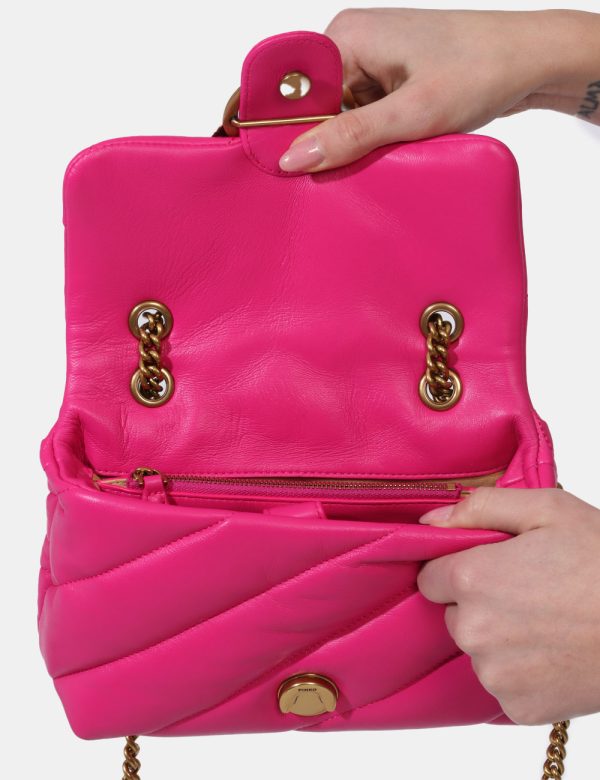 Borsa Pinko Fucsia - Borsa a tracolla di piccole dimensioni in total fucsia con logo brand in metallo dorato. L'interno è co