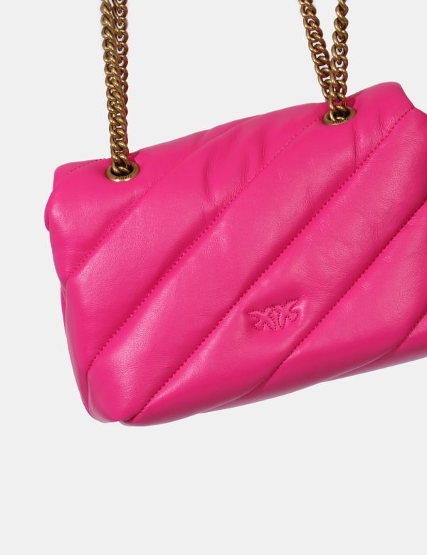 Borsa Pinko Fucsia - Borsa a tracolla di piccole dimensioni in total fucsia con logo brand in metallo dorato. L'interno è co