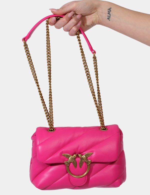 Borsa Pinko Fucsia - Borsa a tracolla di piccole dimensioni in total fucsia con logo brand in metallo dorato. L'interno è co