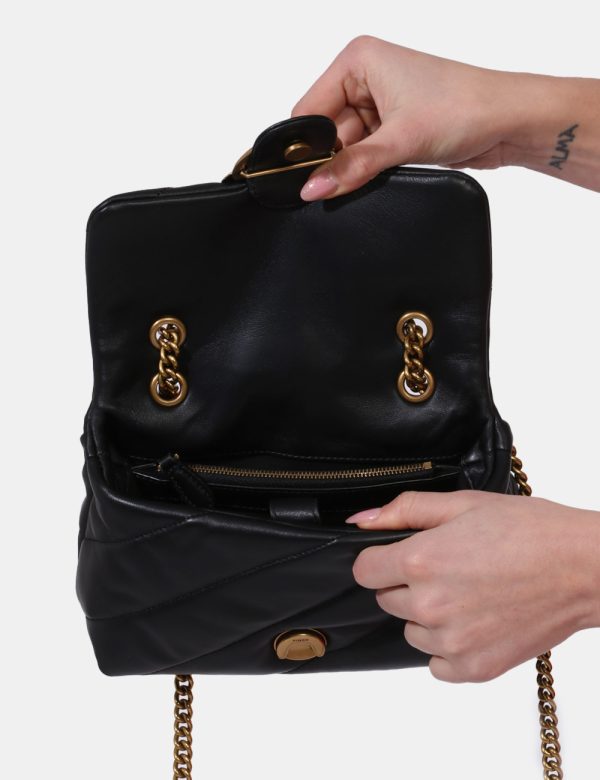 Borsa Pinko Nero - Borsa a tracolla di piccole dimensioni in total nero con logo brand in metallo dorato. L'interno è compos