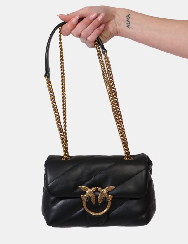 Borsa Pinko Nero - Borsa a tracolla di piccole dimensioni in total nero con logo brand in metallo dorato. L'interno è compos