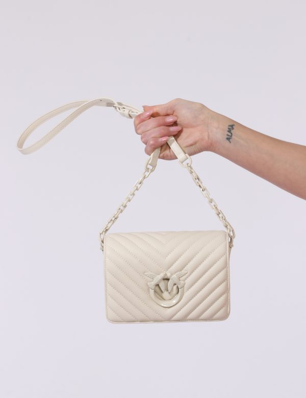 Borsa Pinko Bianco - Borsa modello simil pochette in total bianco panna con logo brand in metallo. L'interno è composto da d