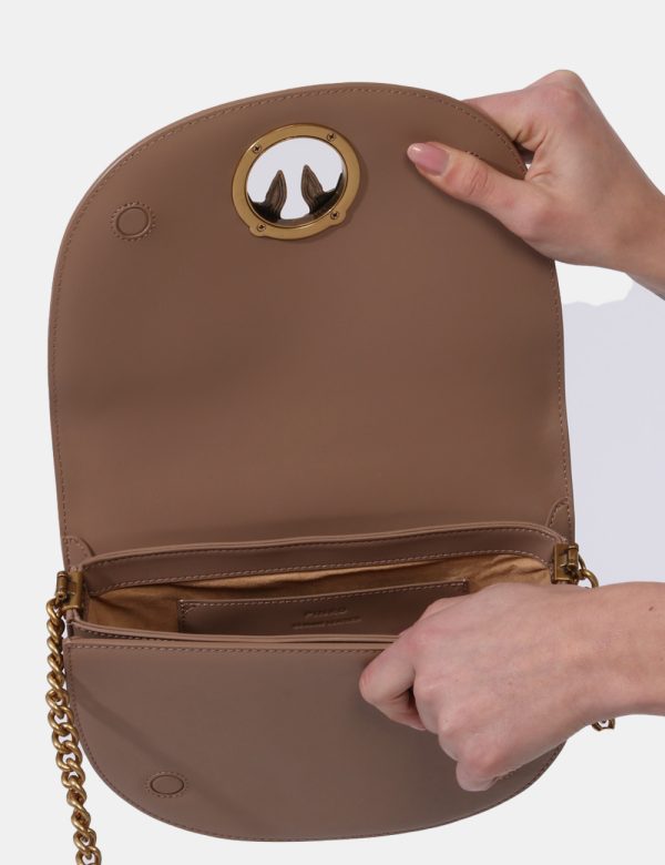 Borsa Pinko Marrone - Borsa a tracolla di piccole dimensioni in pelle ed in total marrone cioccolato. La bag si caratterizza