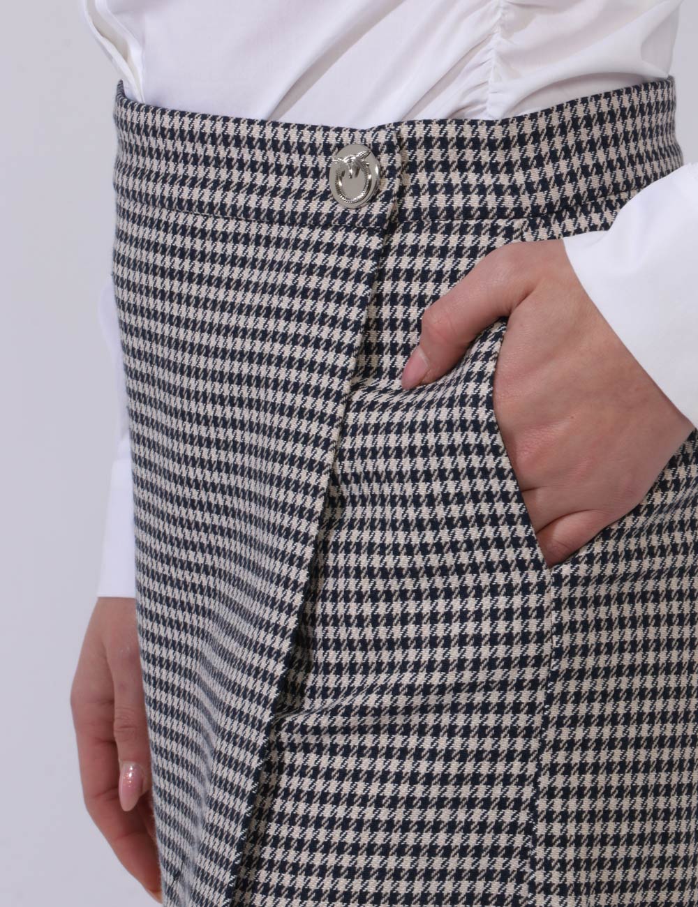 1G179P8406-SU_GC1_PE24_4 Shorts Pinko Blu - Shorts simile gonna-pantalone in fantasia quadrettata beige e blu navy. La vestibilità è morbida e pratic