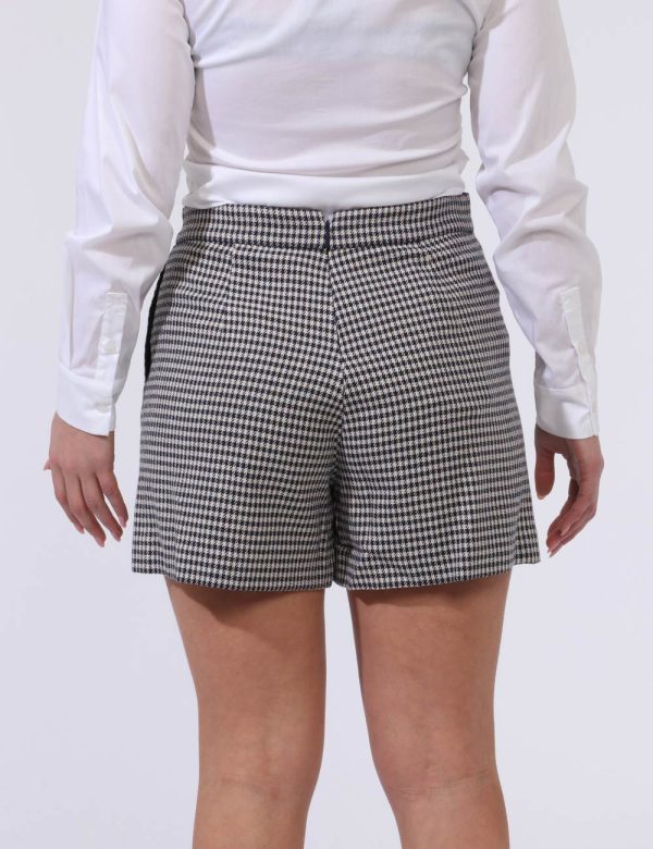 Shorts Pinko Blu - Shorts simile gonna-pantalone in fantasia quadrettata beige e blu navy. La vestibilità è morbida e pratic