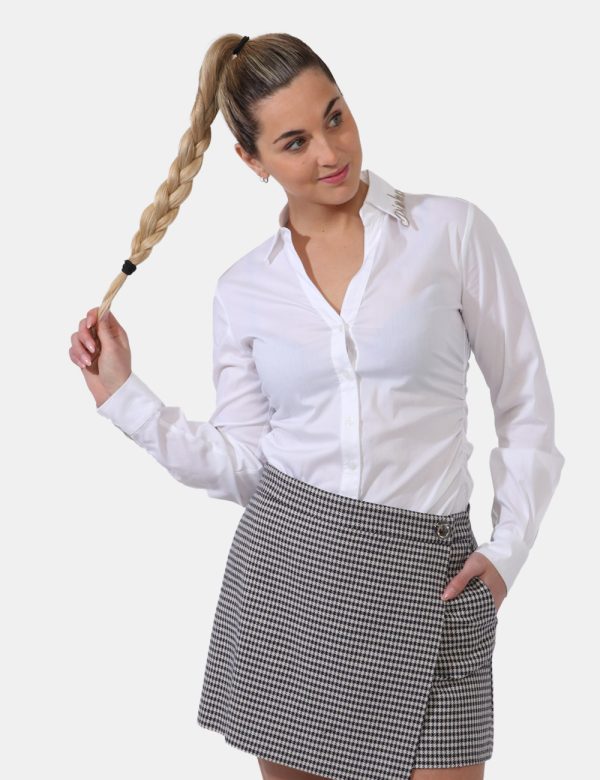 Camicia Pinko Bianco - Classica camicia bianca con logo brand ricamato in beige sul colletto. La vestibilità è morbida e pra