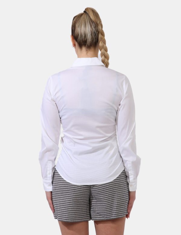 Camicia Pinko Bianco - Classica camicia bianca con logo brand ricamato in beige sul colletto. La vestibilità è morbida e pra