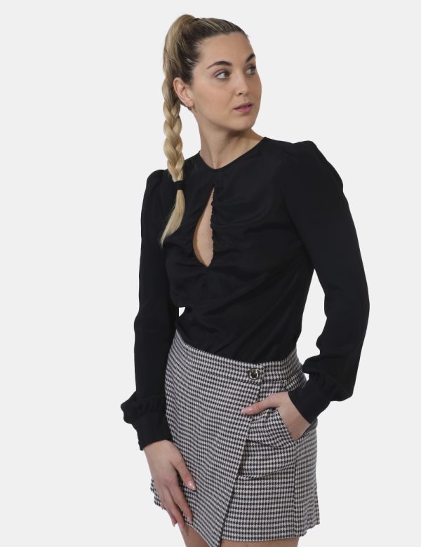 Camicia Pinko Nero - Camicia velata in total nero a maniche lunghe. Presente arricciatura sul fronte e polsini. La vestibili