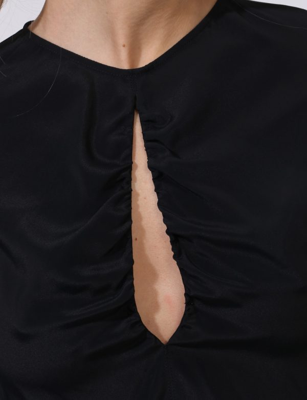 Camicia Pinko Nero - Camicia velata in total nero a maniche lunghe. Presente arricciatura sul fronte e polsini. La vestibili