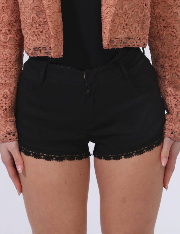 Shorts Pinko Nero - Shorts in total nero con ricamo sulla bordatura. Presenti tasche sagomate sul fronte più tasche a toppa