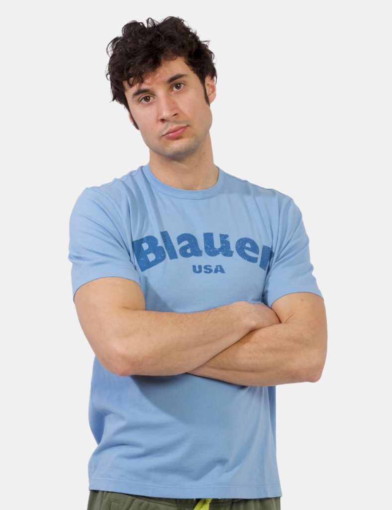 T-shirt Blauer Azzurro - T-shirt classica su base azzurro pastello con stampa logo brand in blu. La vestibilità è morbida e