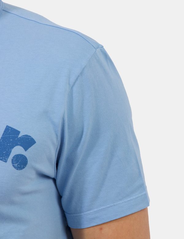 T-shirt Blauer Azzurro - T-shirt classica su base azzurro pastello con stampa logo brand in blu. La vestibilità è morbida e