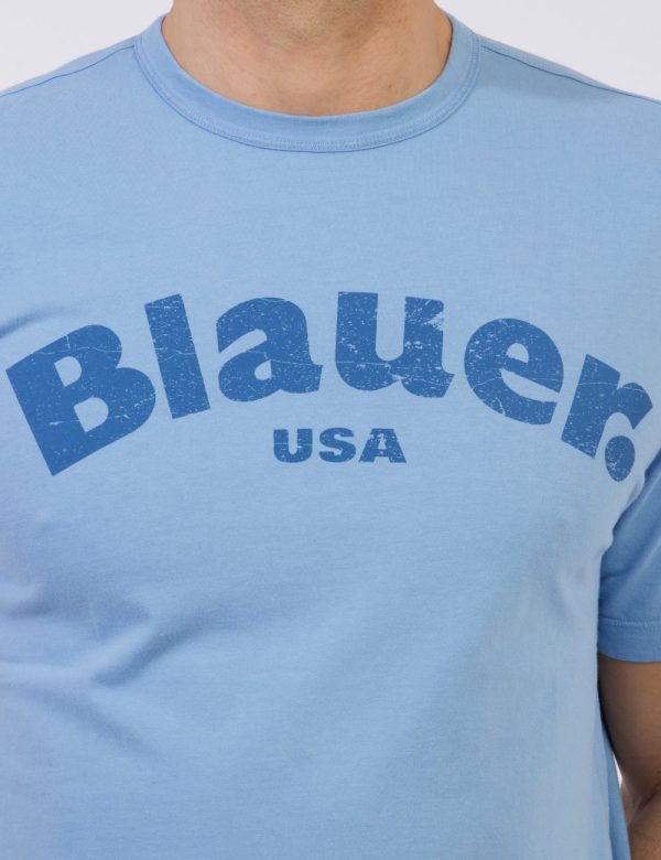 T-shirt Blauer Azzurro - T-shirt classica su base azzurro pastello con stampa logo brand in blu. La vestibilità è morbida e