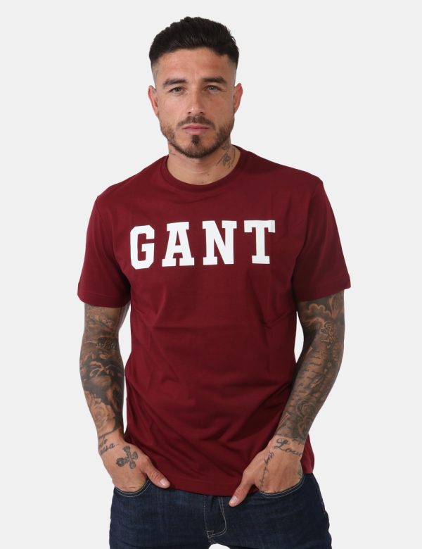 T-shirt Gant Bordeaux - T-shirt classica su base bordeaux navy con stampa logo brand in bianco. La vestibilità è morbida e r