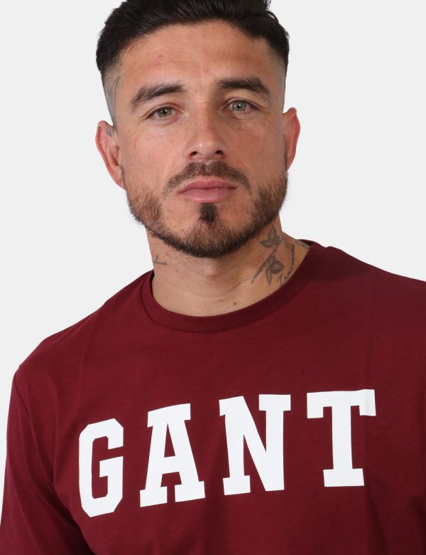 T-shirt Gant Bordeaux - T-shirt classica su base bordeaux navy con stampa logo brand in bianco. La vestibilità è morbida e r
