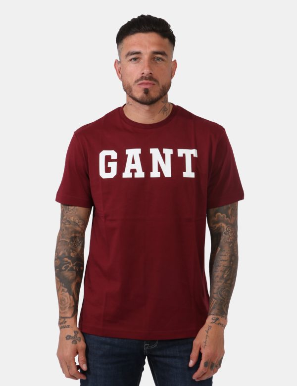 T-shirt Gant Bordeaux - T-shirt classica su base bordeaux navy con stampa logo brand in bianco. La vestibilità è morbida e r