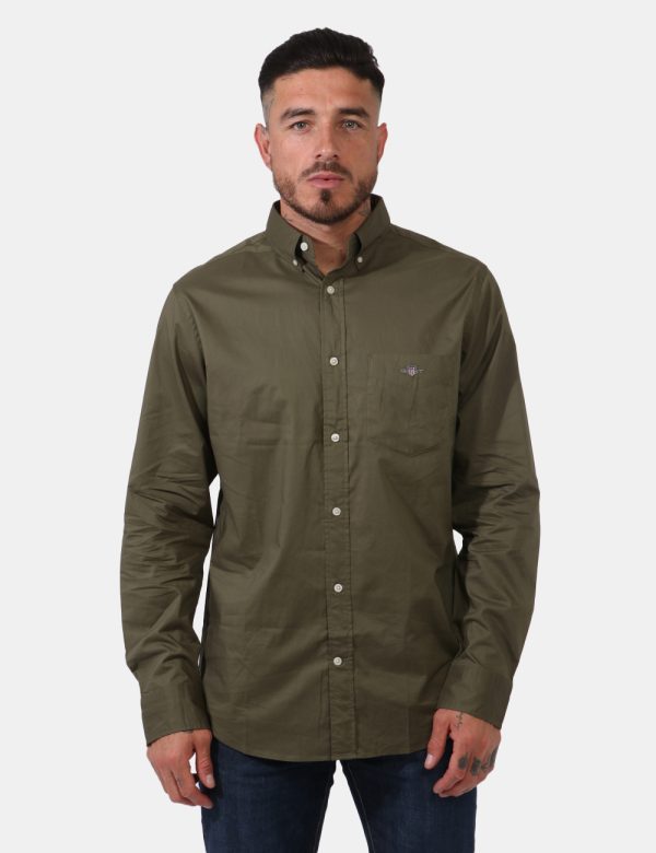 Camicia Gant Verde - Camicia classica da uomo in total verde oliva. Presente taschino a toppa ad altezza cuore con piccolo l