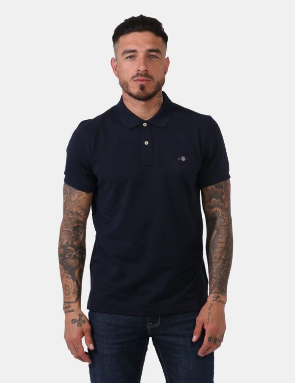 Polo Gant Blu - Polo a maniche corte in total blu navy con patch logo brand ricamato ad altezza cuore. Presente colletto all