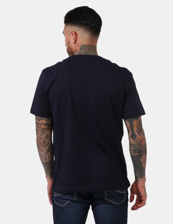 T-shirt Gant Blu - T-shirt classica in total blu navy con patch logo brand ricamato ad altezza cuore. La vestibilità è morbi