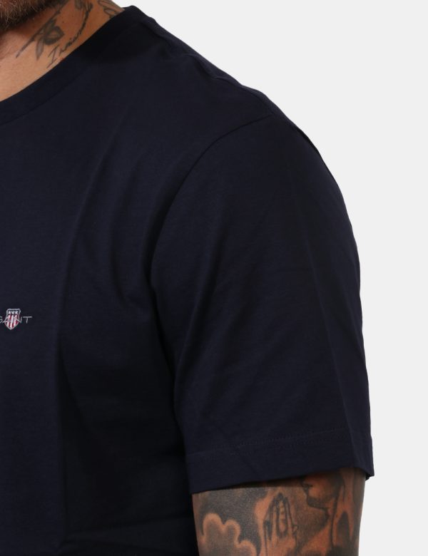 T-shirt Gant Blu - T-shirt classica in total blu navy con patch logo brand ricamato ad altezza cuore. La vestibilità è morbi