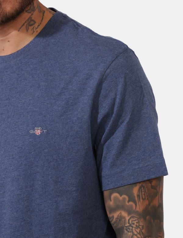 T-shirt Gant Blu - T-shirt classica in total blu slavato con patch logo brand ricamato ad altezza cuore. La vestibilità è mo