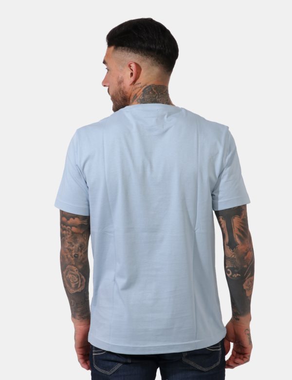 T-shirt Gant Azzurro - T-shirt classica su base azzurro chiaro con stampa centrale in bianco e nero. La vestibilità è morbid