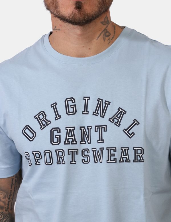 T-shirt Gant Azzurro - T-shirt classica su base azzurro chiaro con stampa centrale in bianco e nero. La vestibilità è morbid