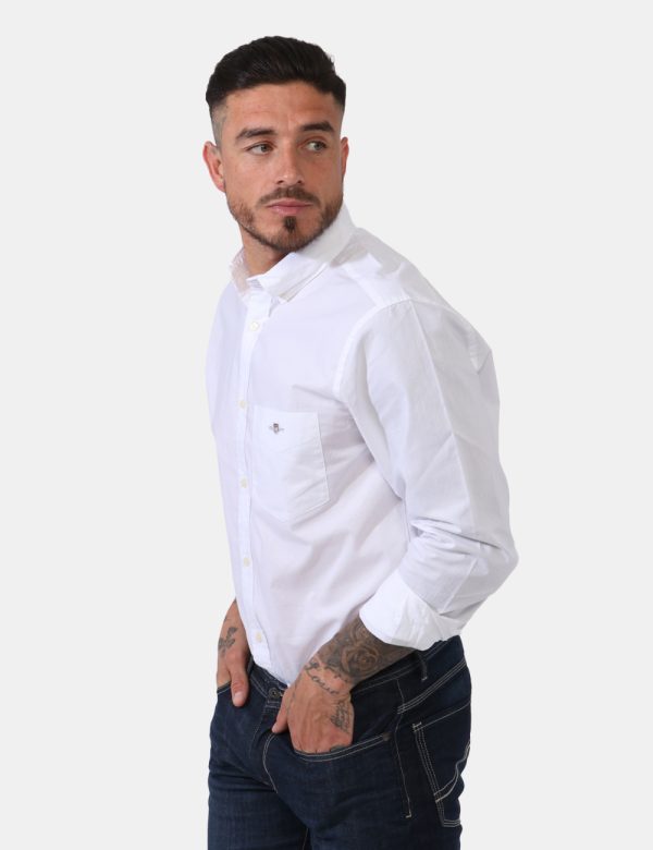 Camicia Gant Bianco - Camicia classica da uomo in total bianco. Presente taschino a toppa ad altezza cuore con piccolo logo