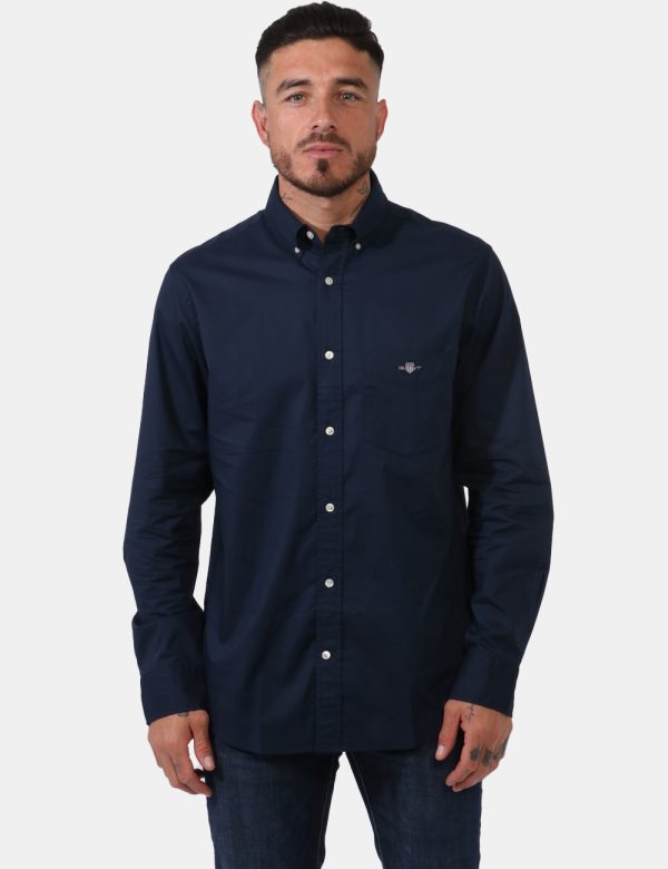 Camicia Gant Blu - Camicia classica da uomo in total blu navy. Presente taschino a toppa ad altezza cuore con piccolo logo b