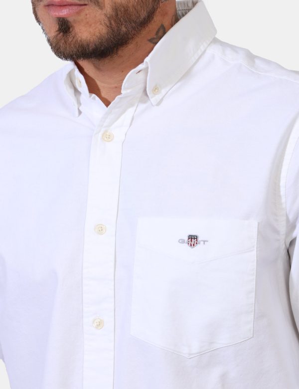 Camicia Gant Bianco - Camicia classica da uomo in total bianco. Presente taschino a toppa ad altezza cuore con piccolo logo