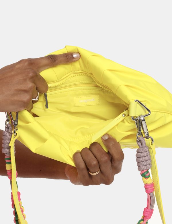 Borsa Desigual giallo - COMPOSIZIONE E VESTIBILITÀ:100% poliestereCONSIGLI DI STILE:Borsa Desigual a palloncino in total gia