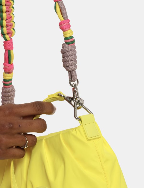 Borsa Desigual giallo - COMPOSIZIONE E VESTIBILITÀ:100% poliestereCONSIGLI DI STILE:Borsa Desigual a palloncino in total gia