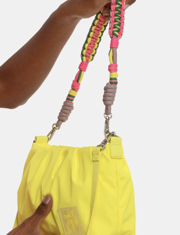 Borsa Desigual giallo - COMPOSIZIONE E VESTIBILITÀ:100% poliestereCONSIGLI DI STILE:Borsa Desigual a palloncino in total gia