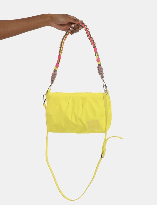 Borsa Desigual giallo - COMPOSIZIONE E VESTIBILITÀ:100% poliestereCONSIGLI DI STILE:Borsa Desigual a palloncino in total gia