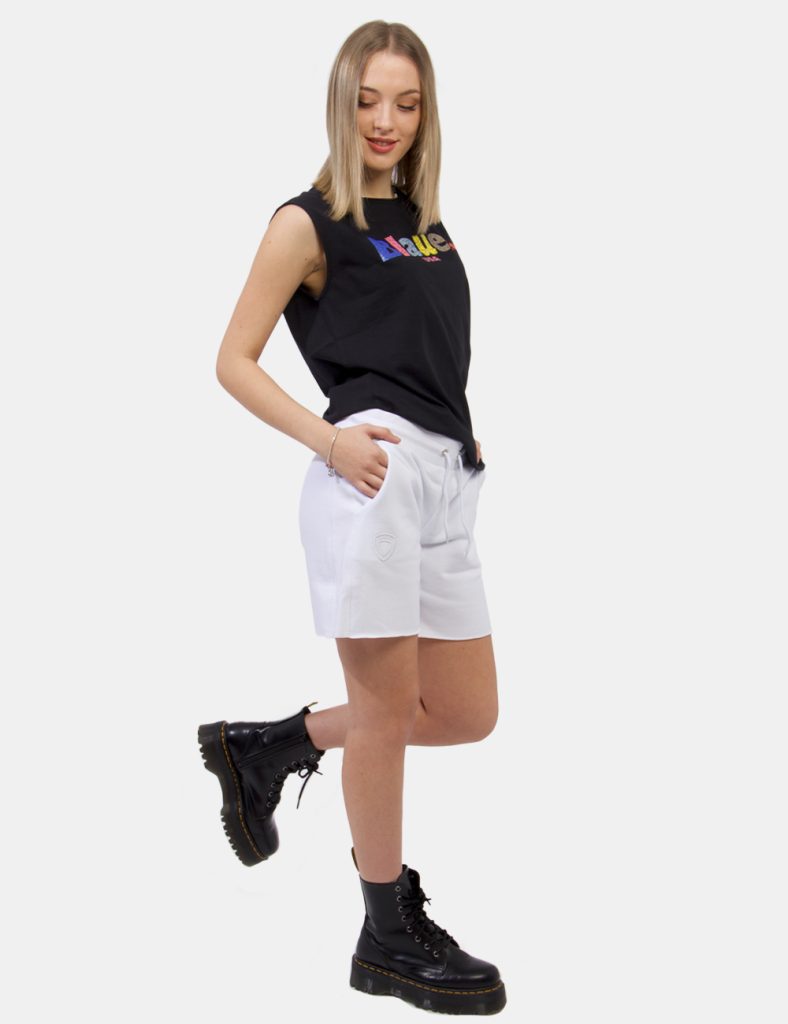 Shorts Blauer Bianco - Shorts in total bianco rigato con tasche a taglio trasversale. Presente logo brand ricamato in tono s